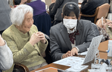 高齢者施設を訪問！認知症予防のセルフケアをサポート！