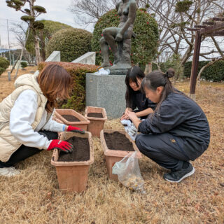 【ミツバチPJ】屋上にプランターを設置しました！